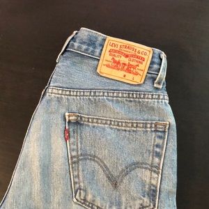 ⬇️⬇️⬇️ Vintage Levi Denim High Rise Shorts